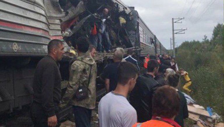 На месте столкновения пассажирского поезда и грузовика в Ханты-Мансийском автономном округе. 9 сентября 2017 На месте столкновения пассажирского поезда и грузовика в Ханты-Мансийском автономном округе. 9 сентября 2017