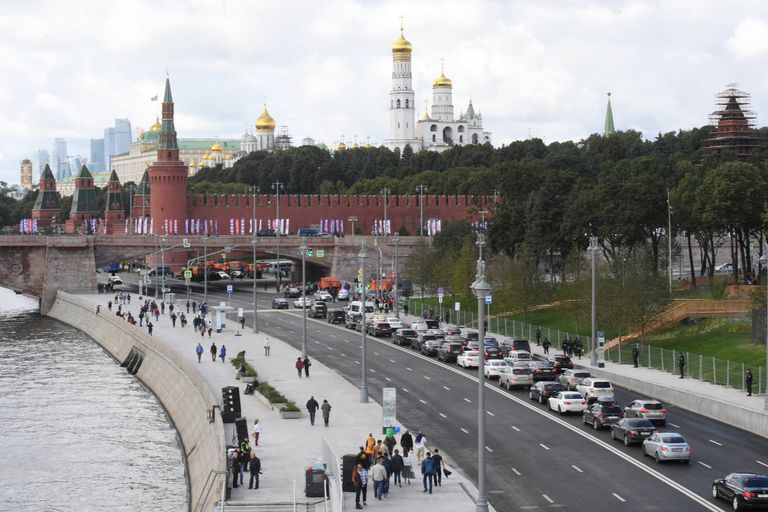 Вид на Большой Москворецкий мост и набережную Москвы-реки. 9 сентября 2017 Вид на Большой Москворецкий мост и набережную Москвы-реки. 9 сентября 2017