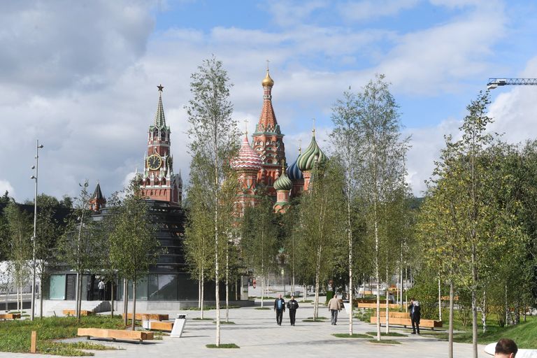Вид на Спасскую башню Московского кремля и собор Василия Блаженного со стороны парка Зарядье в Москве. 9 сентября 2017 Вид на Спасскую башню Московского кремля и собор Василия Блаженного со стороны парка Зарядье в Москве. 9 сентября 2017