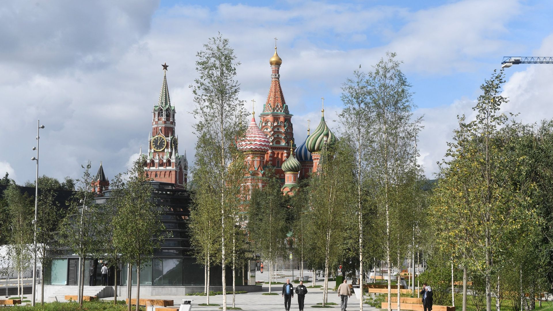 Вид на Спасскую башню Московского кремля и собор Василия Блаженного со стороны парка Зарядье в Москве. 9 сентября 2017 Вид на Спасскую башню Московского кремля и собор Василия Блаженного со стороны парка Зарядье в Москве. 9 сентября 2017 - РИА Новости, 1920, 22.09.2020