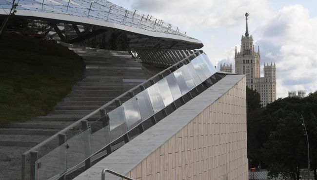 Лестница, ведущая под стеклянный купол летнего амфитеатра парка Зарядье. Архивное фото