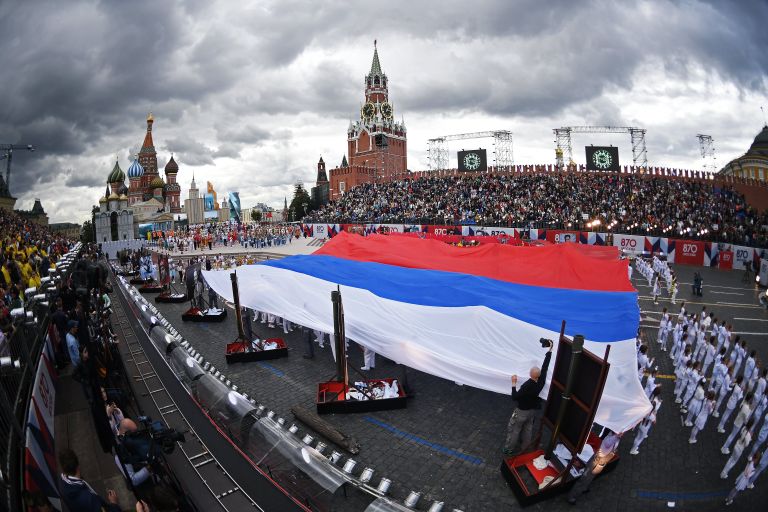 Флаг Российской Федерации на церемонии открытия Дня города на Красной площади в Москве. 9 сентября 2017 Флаг Российской Федерации на церемонии открытия Дня города на Красной площади в Москве. 9 сентября 2017