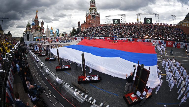 Флаг Российской Федерации на церемонии открытия Дня города на Красной площади в Москве. 9 сентября 2017 Флаг Российской Федерации на церемонии открытия Дня города на Красной площади в Москве. 9 сентября 2017