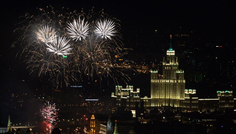 Праздничный салют в честь Дня города Москвы. 9 сентября 2017 Праздничный салют в честь Дня города Москвы. 9 сентября 2017