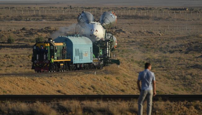 Вывоз ракеты-носителя Союз-ФГ с пилотируемым кораблем Союз МС-06 на стартовый стол первой Гагаринской стартовой площадки космодрома Байконур. 10 сентября 2017