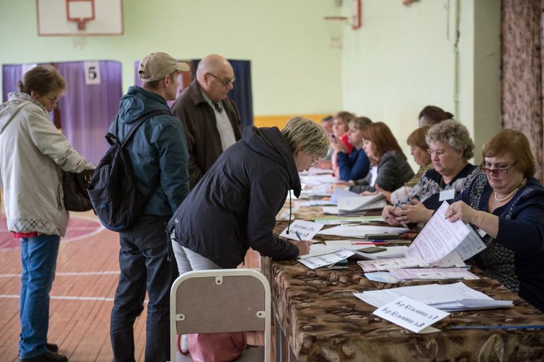 Избиратели в единый день голосования на избирательном участке в Омске. 10 сентября 2017 Избиратели в единый день голосования на избирательном участке в Омске. 10 сентября 2017