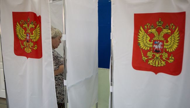 Избиратель в единый день голосования на избирательном участке в Южно-Сахалинске. 10 сентября 2017