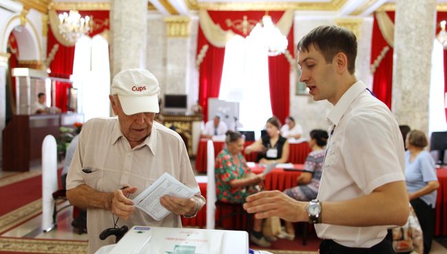 Избиратель в единый день голосования на избирательном участке в Краснодаре. 10 сентября 2017 Избиратель в единый день голосования на избирательном участке в Краснодаре. 10 сентября 2017