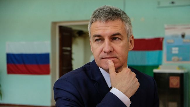 Временно исполняющий обязанности главы Республики Карелия Артур Парфенчиков на избирательном участке в единый день голосования. 10 сентября 2017