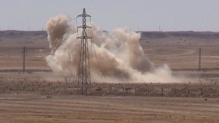 Бойцы сирийской армии во время операции по деблокированию авиабазы Дейр-эз-зор в районе господствующей высоты Аллуш