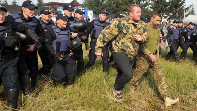 Сотрудники полиции у пункта пропуска Краковец на украинско-польской границе. 10 сентября 2017 Сотрудники полиции у пункта пропуска Краковец на украинско-польской границе. 10 сентября 2017