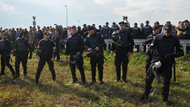 Сотрудники полиции у пункта пропуска Краковец на украинско-польской границе. 10 сентября 2017 Сотрудники полиции у пункта пропуска Краковец на украинско-польской границе. 10 сентября 2017