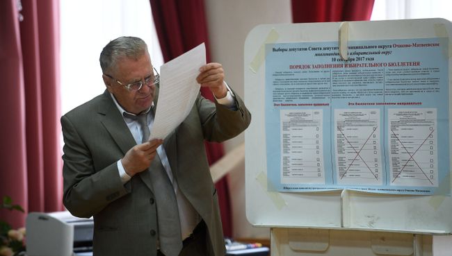 Лидер ЛДПР Владимир Жириновский в единый день голосования на избирательном участке в Москве. 10 сентября 2017. Архивное фото Лидер ЛДПР Владимир Жириновский в единый день голосования на избирательном участке в Москве. 10 сентября 2017. Архивное фото
