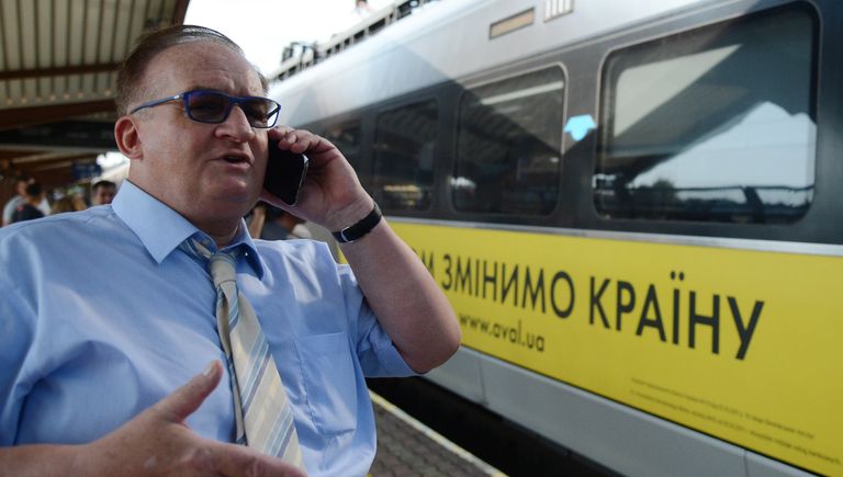 Депутат европарламента Яцек Сариуш-Вольски на железнодорожном вокзале в польском Пшемышле. 10 сентября 2017