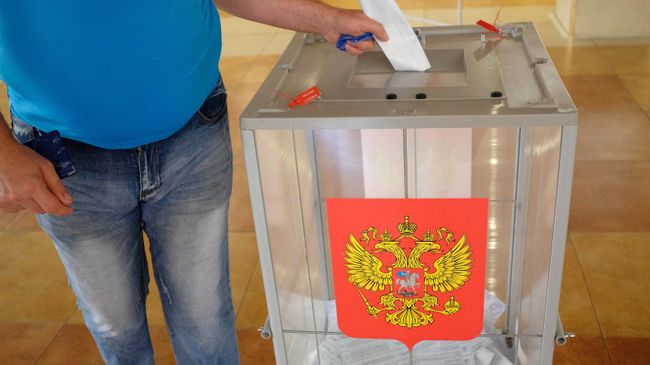 Избиратель в единый день голосования на избирательном участке. Архивное фото