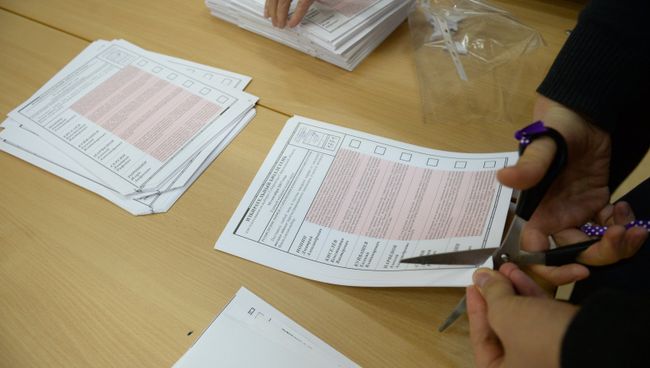 Члены избирательной комиссии гасят неиспользованные бюллетени в единый день голосования на избирательном участке в Екатеринбурге. 10 сентября 2017