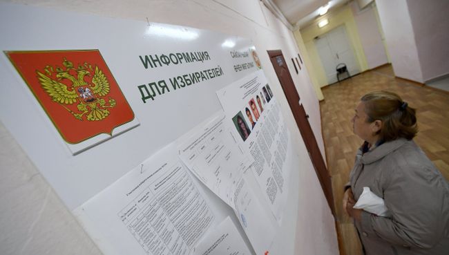 Женщина в единый день голосования на избирательном участке. 10 сентября 2017