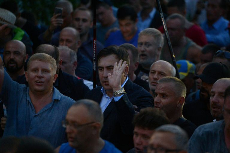 Бывший президент Грузии, экс-губернатор Одесской области Михаил Саакашвили (в центре)у пункта пропуска Шегени на украинско-польской границе