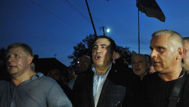 Михаил Саакашвили (в центре) у пункта пропуска Шегени на украинско-польской границе. 10 сентября 2017