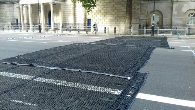 Сеть с шипами для остановки автомобилей террористов в Лондоне