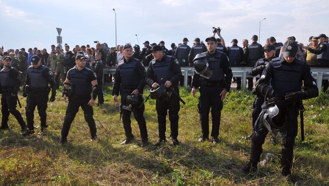 Сотрудники полиции у пункта пропуска Краковец на украинско-польской границе. 10 сентября 2017 Сотрудники полиции у пункта пропуска Краковец на украинско-польской границе. 10 сентября 2017