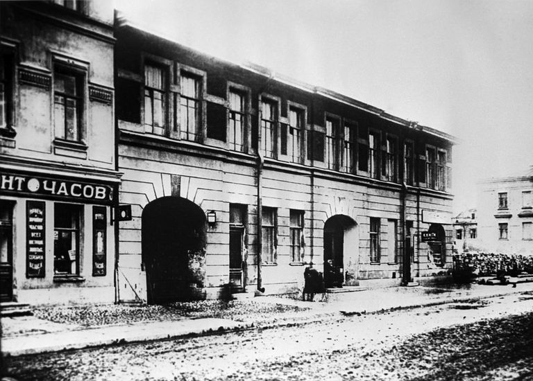 Дом №32 на набережной реки Карповки, где 10 октября 1917 года под руководством В.И.Ленина проходило заседание ЦК РСДРП. Петроград Дом №32 на набережной реки Карповки, где 10 октября 1917 года под руководством В.И.Ленина проходило заседание ЦК РСДРП. Петроград