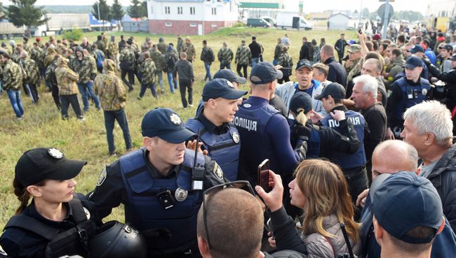 Украинские полицейские сдерживают сторонников бывшего президента Грузии Михаила Саакашвили на украинско-польской границе. 10 сентября 2017 Украинские полицейские сдерживают сторонников бывшего президента Грузии Михаила Саакашвили на украинско-польской границе. 10 сентября 2017