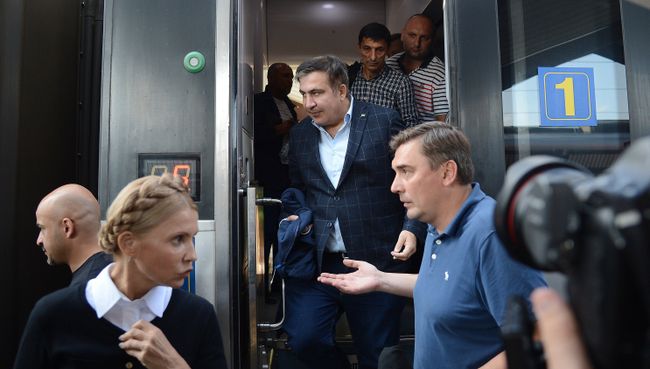 Михаил Саакашвили выходит из вагона поезда на железнодорожном вокзале в польском Пшемышле. 10 сентября 2017
