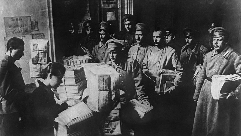 Раздача большевистских газет в воинских частях. Октябрь 1917 года. Петроград Раздача большевистских газет в воинских частях. Октябрь 1917 года. Петроград