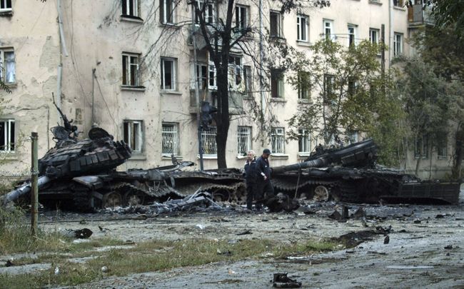 Развороченные грузинские танки на улицах Цхинвала Развороченные грузинские танки на улицах Цхинвала