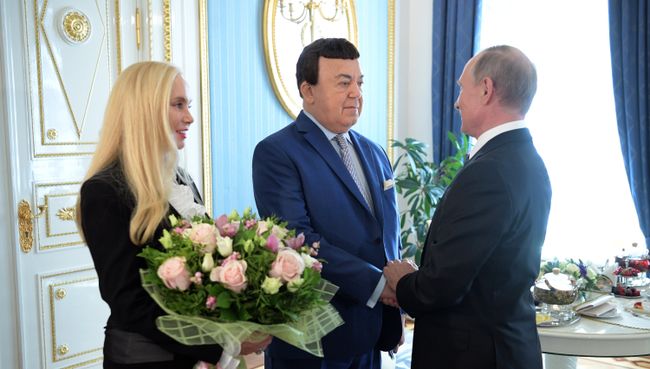Владимир Путин и певец Иосиф Кобзон с супругой Нинель во время встречи. 11 сентября 2017 Владимир Путин и певец Иосиф Кобзон с супругой Нинель во время встречи. 11 сентября 2017