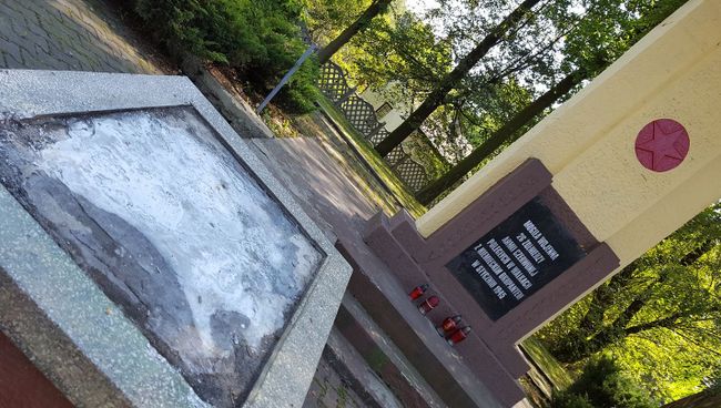 Памятник советским воинам в польском Сосновце после похищения бронзовой плиты. Архивное фото Памятник советским воинам в польском Сосновце после похищения бронзовой плиты. Архивное фото