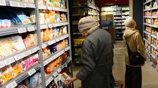 Покупатели в торговом зале супермаркета Покупатели в торговом зале супермаркета
