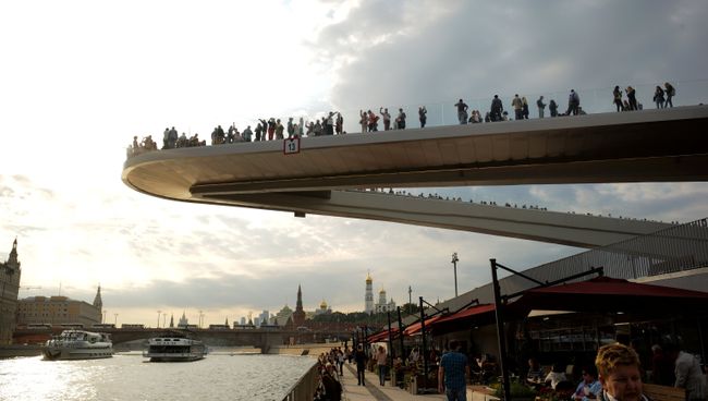 Посетители на Парящем мосту в природно-ландшафтном парке Зарядье в Москве. 11 сентября 2017