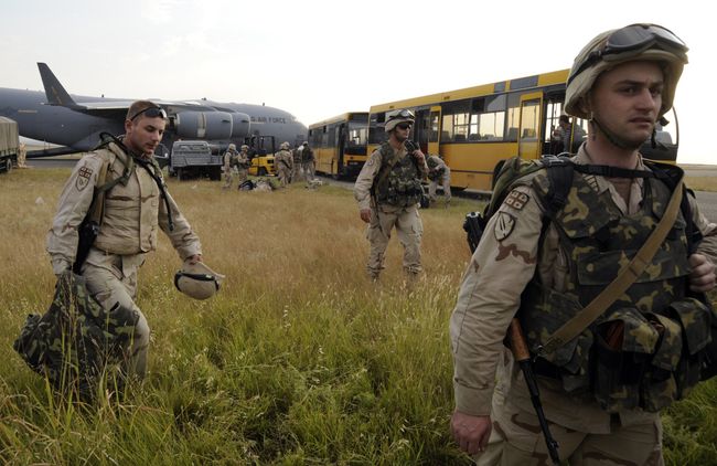 Возвращение грузинских солдат из Ирака на авиабазу в Тбилиси военно-траспортным самолетом США