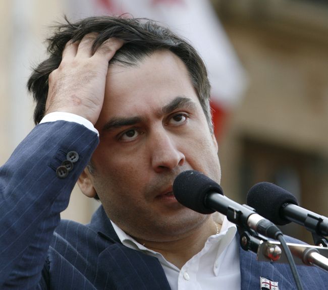 Михаил Саакашвили на митинге перед парламентом в Тбилиси