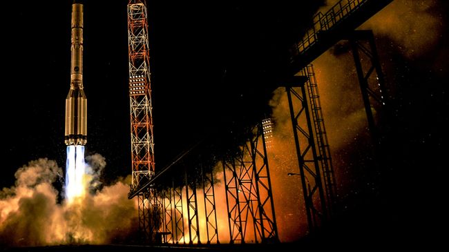 Старт ракеты-носителя Протон-М с телекоммуникационным космическим аппаратом Амазонас-5 с пусковой площадки космодрома Байконур Старт ракеты-носителя Протон-М с телекоммуникационным космическим аппаратом Амазонас-5 с пусковой площадки космодрома Байконур