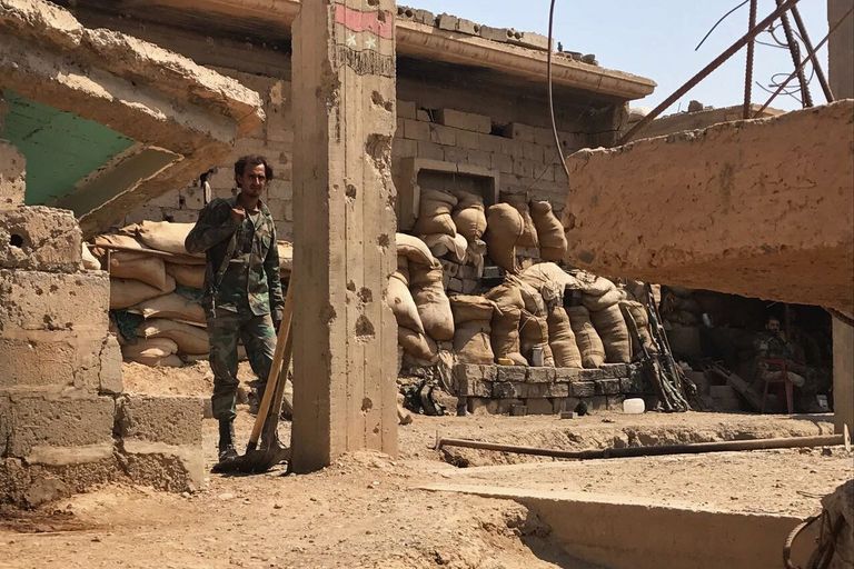 Бойцы сирийской армии в сирийском городе Дейр-эз-Зор, где продолжаются боевые действия против террористической группировки Исламское государство* Бойцы сирийской армии в сирийском городе Дейр-эз-Зор, где продолжаются боевые действия против террористической группировки Исламское государство*