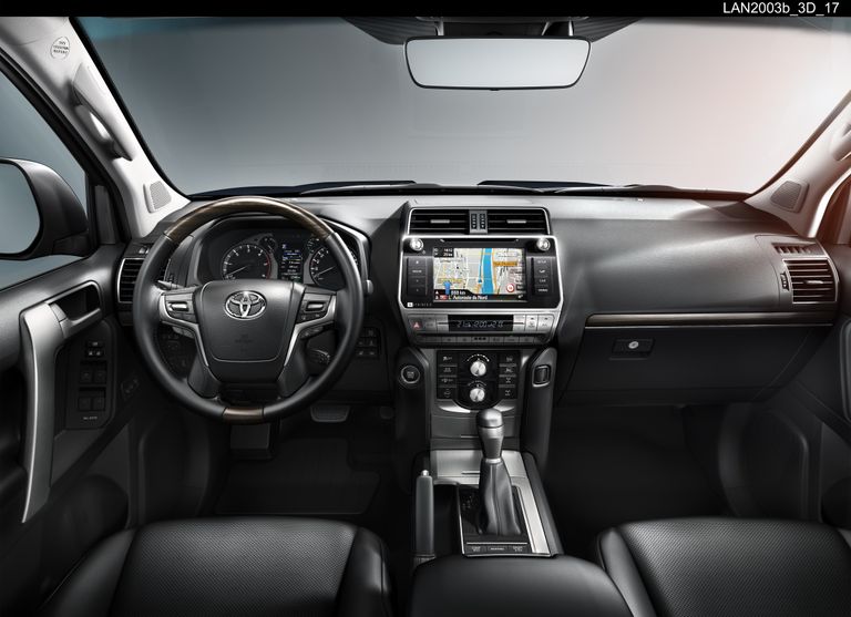 Салон автомобиля Toyota Land Cruiser Prado