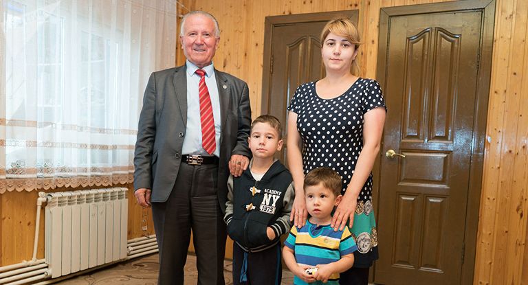 Таджик Рахмон Джураев и его внуки - Путин и Шойгу Таджик Рахмон Джураев и его внуки - Путин и Шойгу