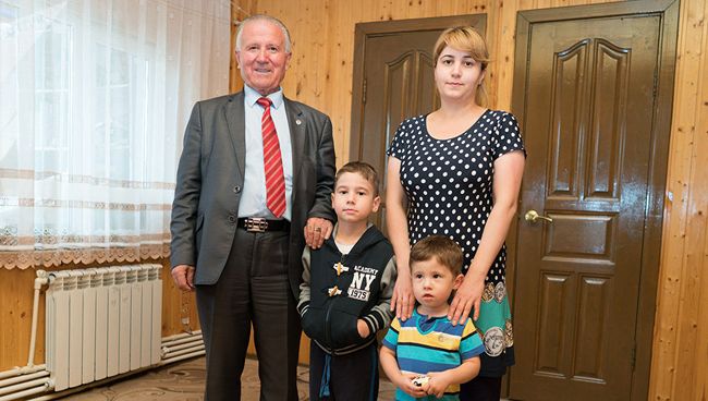 Таджик Рахмон Джураев и его внуки - Путин и Шойгу Таджик Рахмон Джураев и его внуки - Путин и Шойгу