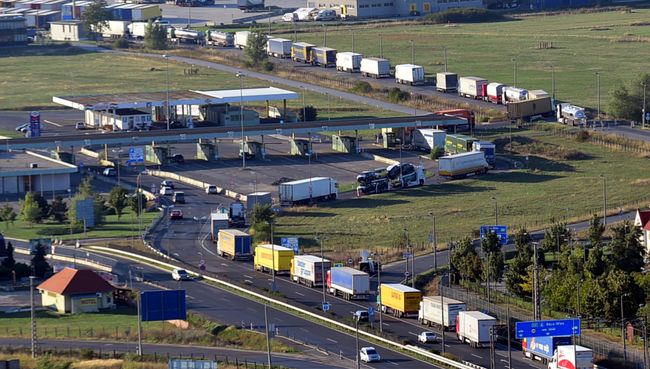 Грузовики на пограничном контроле в Австрии. Архивное фото Грузовики на пограничном контроле в Австрии. Архивное фото