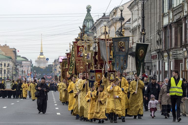 Во время крестного хода в честь дня перенесения мощей Святого Благоверного князя Александра Невского в Санкт-ПетербургеВо время крестного хода в честь дня перенесения мощей святого благоверного князя Александра Невского в Санкт-Петербурге Во время крестного хода в честь дня перенесения мощей Святого Благоверного князя Александра Невского в Санкт-ПетербургеВо время крестного хода в честь дня перенесения мощей святого благоверного князя Александра Невского в Санкт-Петербурге