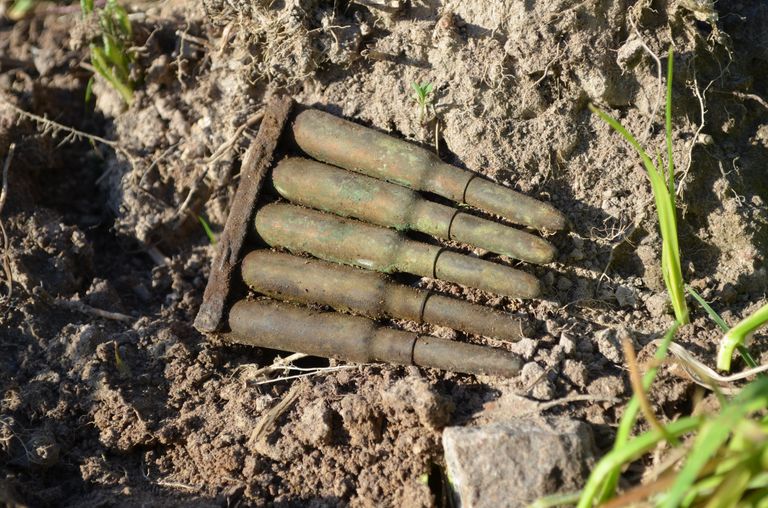 За хранение и сбыт оружия и боеприпасов грозит статья №222 УК, в простонародье называется три гуся. За хранение и сбыт оружия и боеприпасов грозит статья №222 УК, в простонародье называется три гуся.