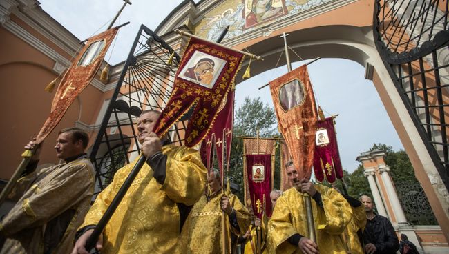 Во время крестного хода в честь дня перенесения мощей святого благоверного князя Александра Невского в Санкт-Петербурге