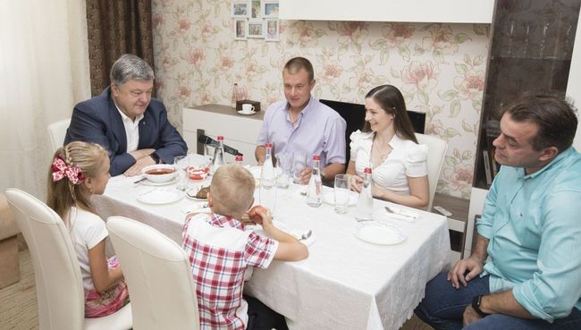 Президент Украины Петр Порошенко посетил семью танкиста Евгения Межевикина. Архивное фото Президент Украины Петр Порошенко посетил семью танкиста Евгения Межевикина. Архивное фото