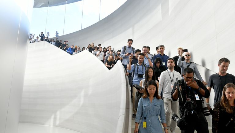 Представители СМИ в штаб-квартире Apple в Купертино Представители СМИ в штаб-квартире Apple в Купертино