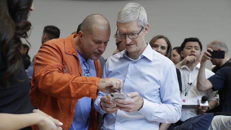 Генеральный директор Apple Тим Кук и главный дизайнер Джонатан Ив тестируют новый телефон iPhone X Генеральный директор Apple Тим Кук и главный дизайнер Джонатан Ив тестируют новый телефон iPhone X