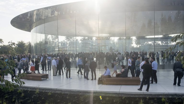 Представители СМИ в штаб-квартире Apple в Купертино Представители СМИ в штаб-квартире Apple в Купертино