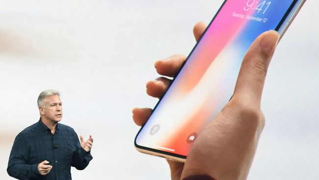 Вице-президент компании Apple Филип Шиллер на презентации iPhone X в Купертино. 12 сентября 2017 года